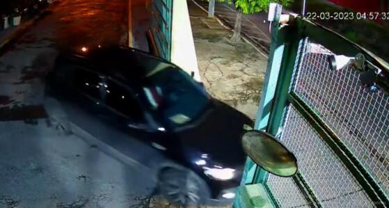 O criminoso cortou a grade lateral de um terreno baldio que fazia divisa com o condomínio e invadiu o local