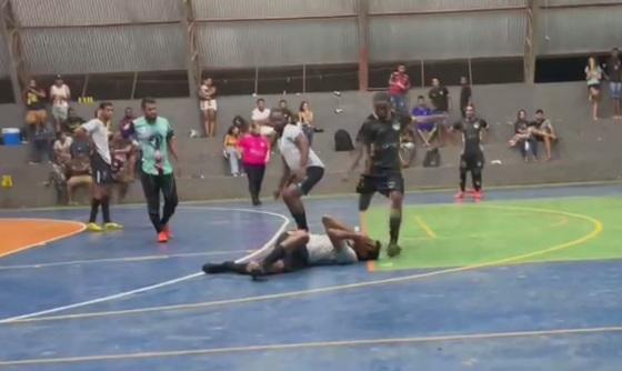Jogador levou chute na cabeça enquanto estava caído