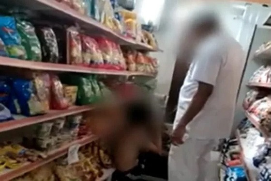  Imagens registraram o momento em que o gerente ameaça a dupla com uma faca.