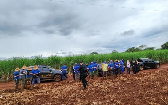 Imagem de trabalhadores resgatados em trabalho análogo à escravidão, em Goiás, em uma lavoura de cana-de-açúcar - 17/03/2023.