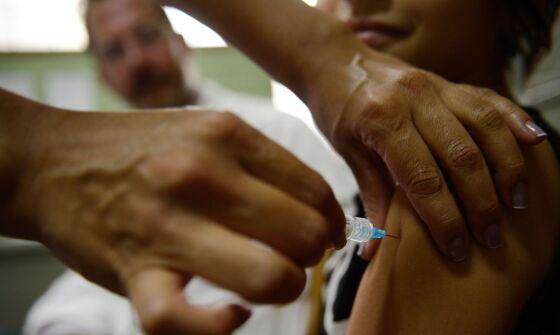 Em todo o Brasil, a cobertura vacinal da população feminina entre 9 e 14 anos alcança 76% para a primeira dose e 57% para a segunda dose. 