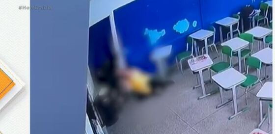 A mulher impediu que o adolescente continuasse deferindo golpes contra uma das professoras. 