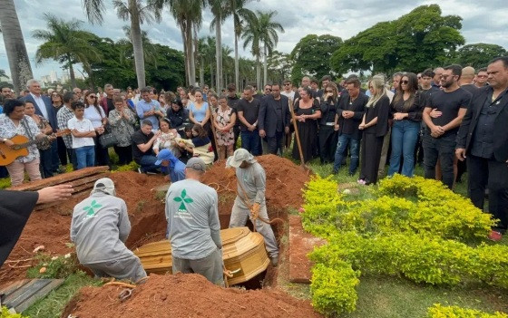 Enterro de Dona Carmem, mãe do cantor Leonardo