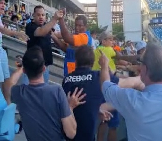 Confusão foi filmada por pessoas que estavam no estádio.