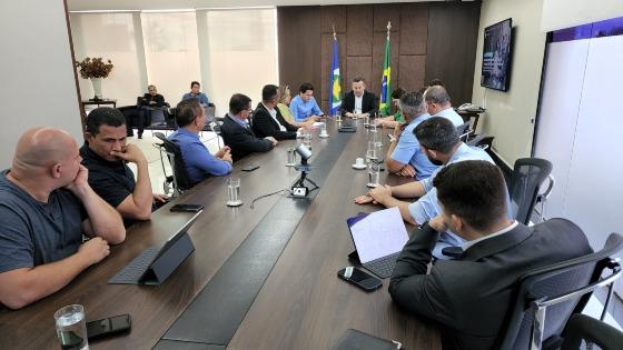 O governador Mauro Mendes durante a reunião.