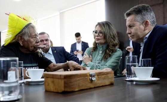 Governador se reuniu com o cacique Raoni na tarde dessa quinta-feira (13).