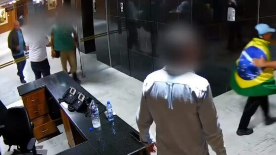 Cenas expõem ação do GSI que não reagiu à invasão do Palácio do Planalto.