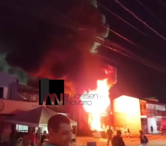 Loja pegou fogo e ficou destruída na Carmindo