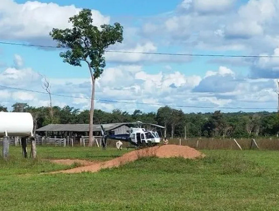 O Ciopaer também auxiliou as equipes fazendo o transporte dos bombeiros com o cão de buscas