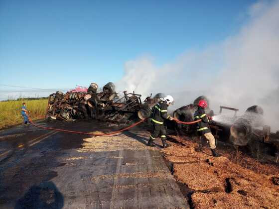 A equipe realizou o resfriamento da estrutura da carreta e da carga para retirar da pista