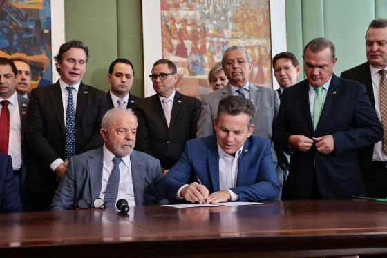 Autoridades do Estado acompanharam a assinatura da transferência de concessão, em Brasília.