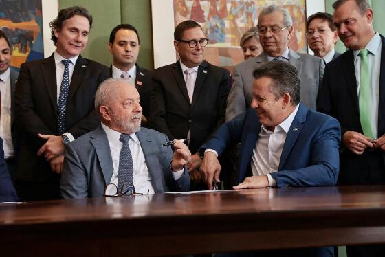 Governador participa de cerimônia com o presidente Lula.