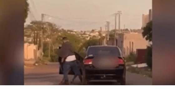 É possível ouvir a vítima gritando.