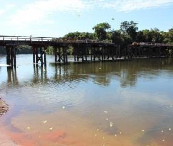 O veículo da vítima caiu da ponte que passa sobre o rio dos Peixes