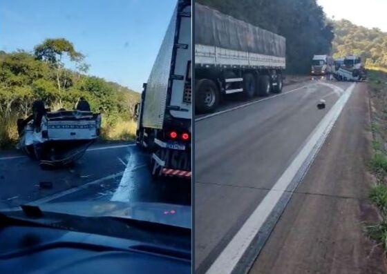 O acidente envolveu entre três carretas e uma caminhonete.