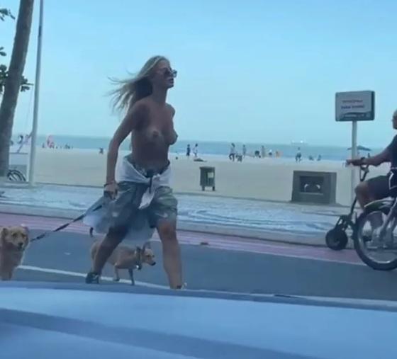 Mulher foi detida após andar de topless em praia de Balneário Camboriú, neste sábado .