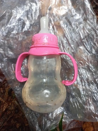 Mamadeira encontrada durante as buscas 