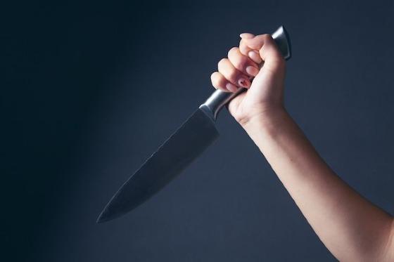 mulher com faca