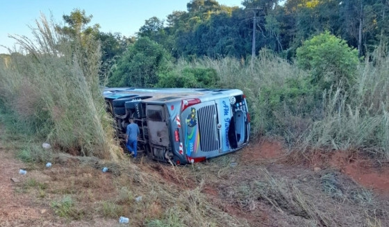 Um ônibus tombou na madrugada deste sábado (20) na rodovia MT-338