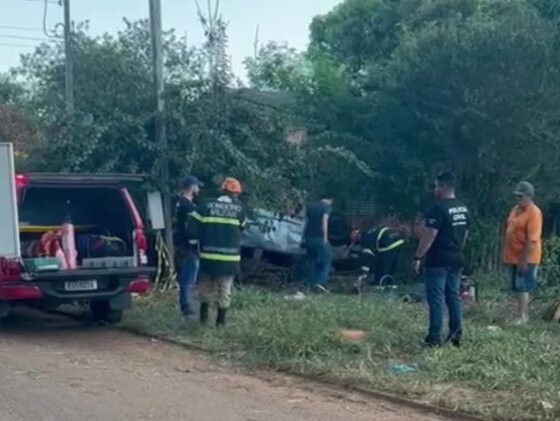 Carro capotou e ficou com as quatro rodas para cima.