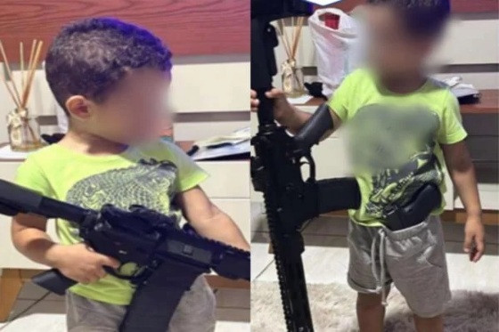 O menino aparece posando em fotos ostentando armamento pesado.