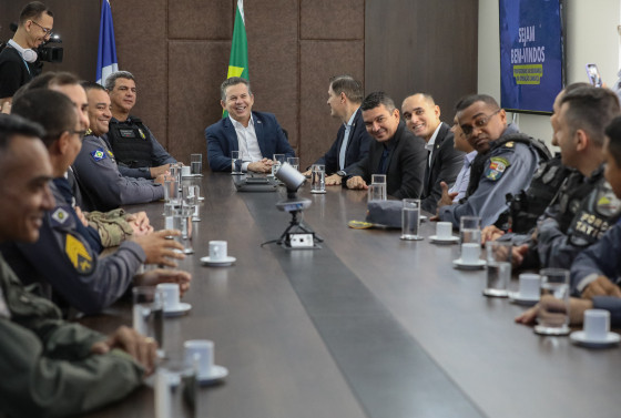 O governador recebeu os policiais em seu gabinete nesta sexta-feira