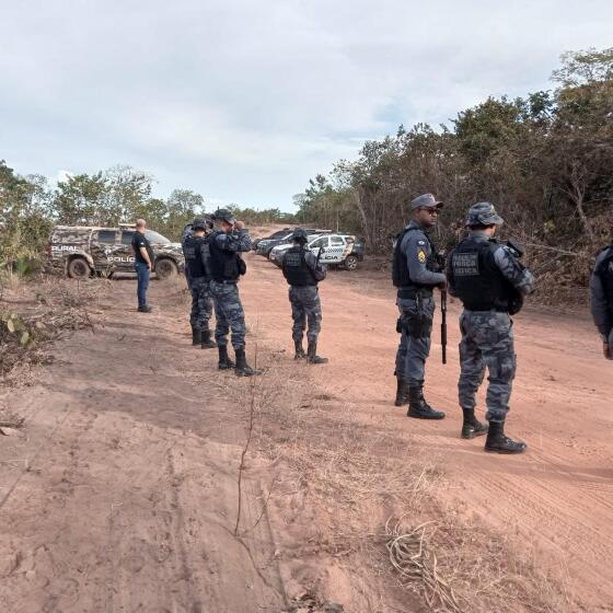 Os três detidos foram levados para a delegacia acompanhados de advogados de ambas as partes envolvidas.