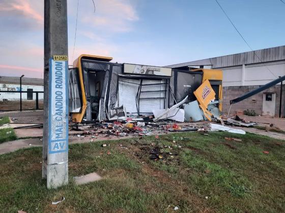 Motorista destrói conveniência a batidas com Hilux