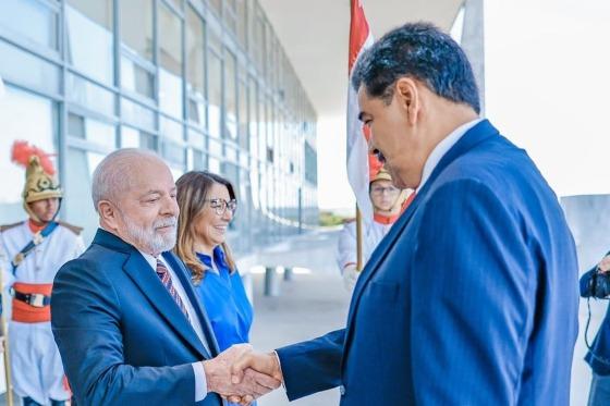 Lula vai renegociar dívida de 1 bilhão de dólares da Venezuela com o Brasil
