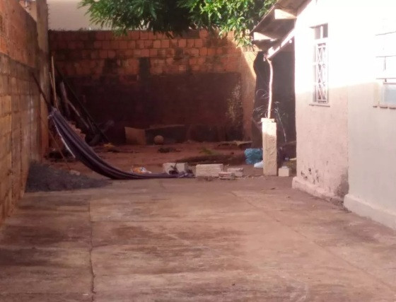 A menina se balançava na rede quando o pilar quebrou