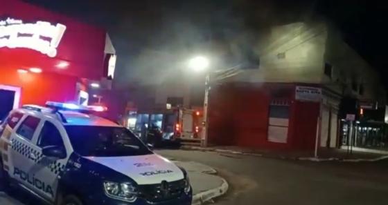 Incêndio atingiu um sobrado nesta madrugada