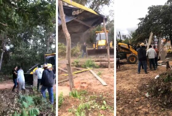 Moradores tentaram impedir que trator derrubasse estruturas levantadas.