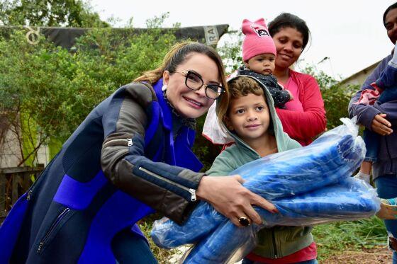 Primeira-dama de MT Virginia Mendes durante entregas no Grilo Nova Conquista (Pedra 90)