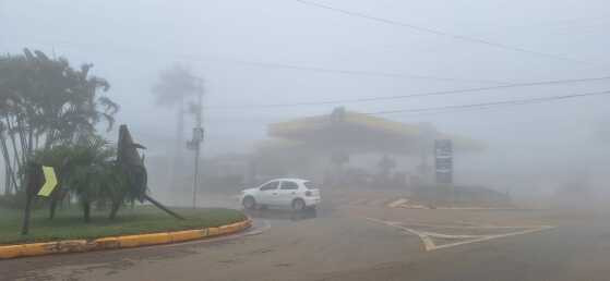 A mínima de 9 graus deixou a Rodovia Emanuel Pinheiro com baixa visibilidade e acende um alerta aos motoristas que transitam na região