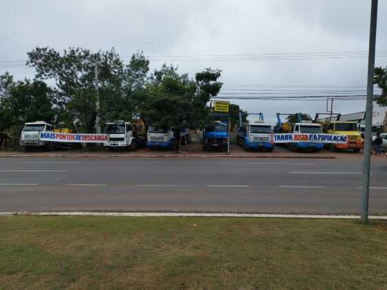 Os caçambeiros estão parados em frente à sede da Limpurb, no Distrito Industrial.