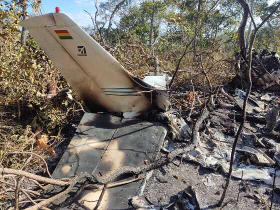 Avião estava totalmente destruído