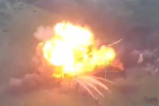 Explosão de tanque kamikaze russo na região de Mariinka, no leste da Ucrânia Explosão de tanque kamikaze russo na região de Mariinka, no leste da Ucrânia 