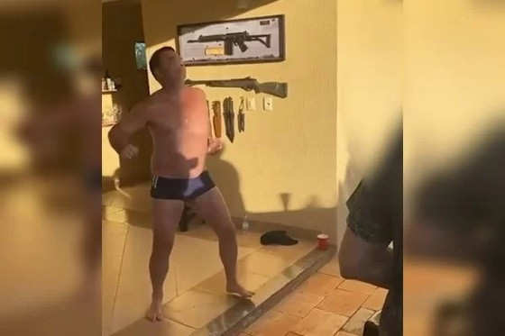 Flávio estava com amigos e zombou do irmão Renan