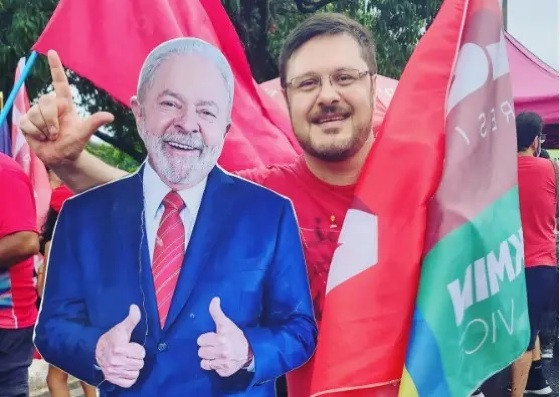 Ele usava as redes sociais para postar suas participações como militante petista.