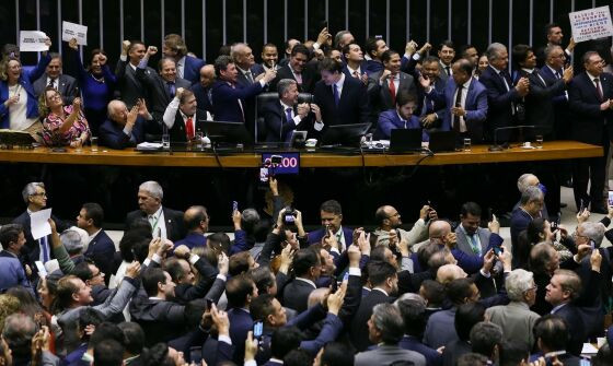 Votação ocorreu nessa terça; foram 379 votos a favor e 64 contra
