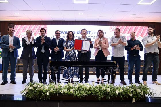 O governador assinou o decreto que irá viabilizar a construção de 40 mil casas populares em MT