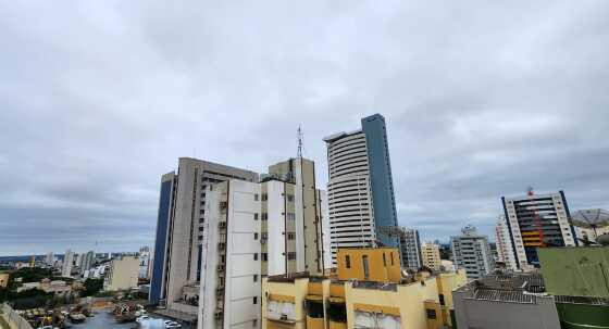 Uma frente fria avança sobre o Centro-oeste causando chuva e ligeira queda nas temperaturas.