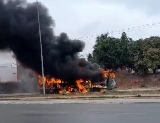 Ônibus foi completamente consumido pelas chamas