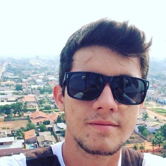 A vítima ficou pendurada no poste até ser socorrido pelos médicos. 