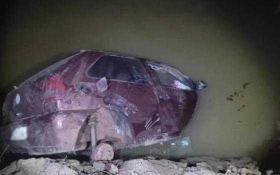 A  família viajava pela GO-461, quando o motorista perdeu o controle do veículo, que caiu da ponte dentro de um córrego.