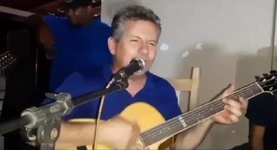 Mauro Mendes foi gravado cantando Boate Azul