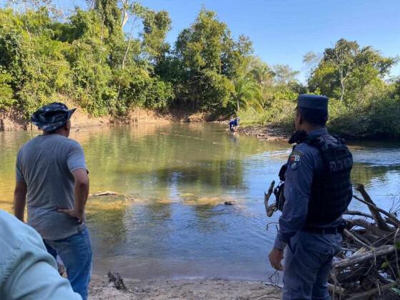 O filho e o marido da vítima, foram resgatados ilhados em um barranco