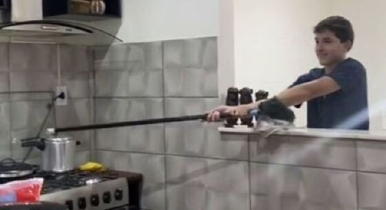 Jovem grava panela de pressão explodindo; ninguém ficou ferido