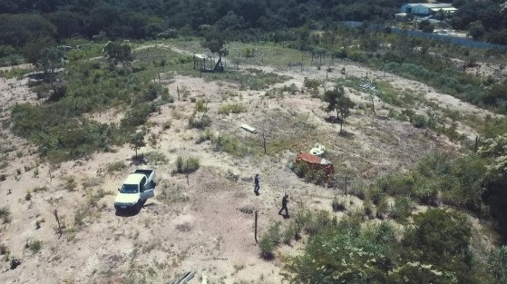 No local, foram identificados imóveis de alvenaria e madeira com instalações precárias, além de materiais para delimitação de lotes e construção de novas residências.