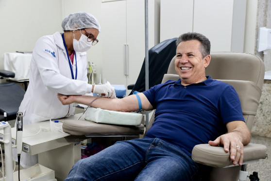 O governador Mauro Mendes durante a doação